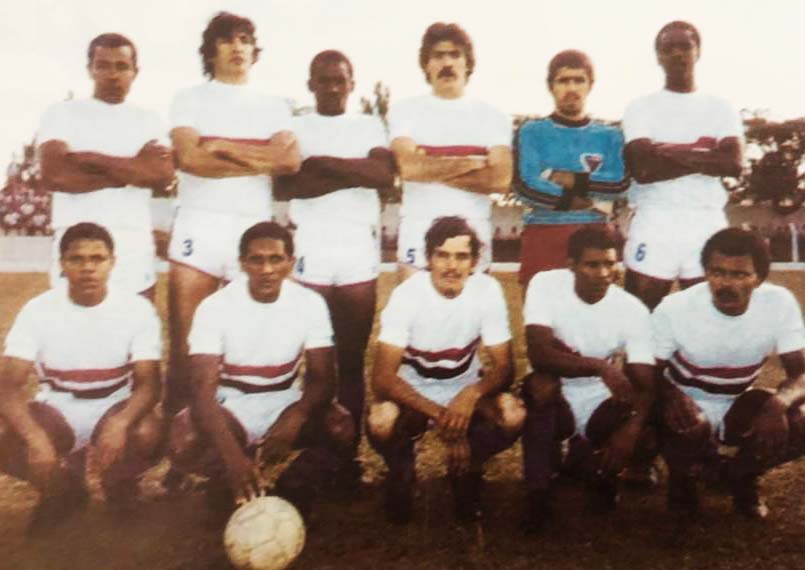 Jogadores De Futebol Sentados Lado a Lado Num Campo De Futebol