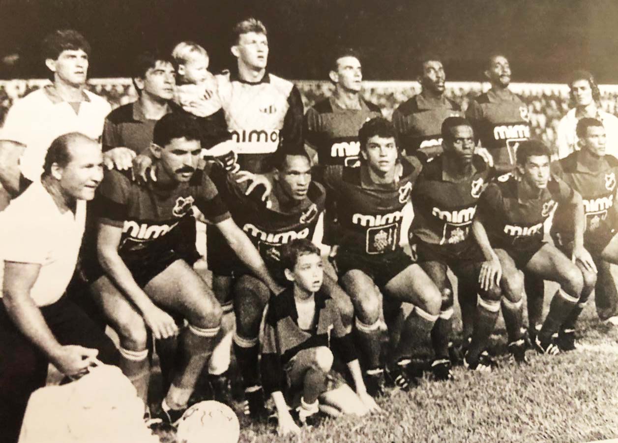 Jogadores De Futebol Sentados Lado a Lado Num Campo De Futebol