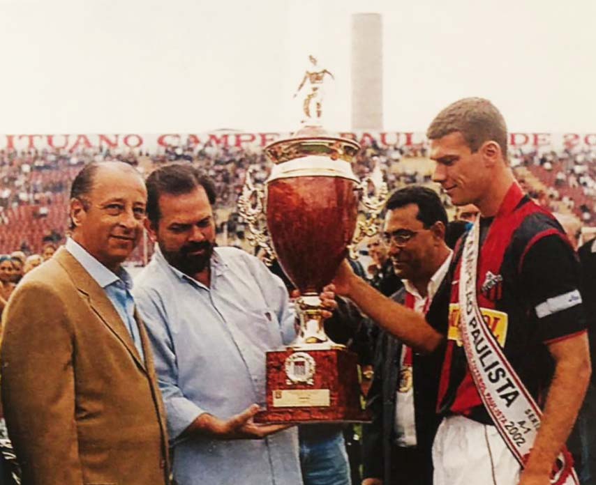 Governador entrega a taça de campeão na decisão do Campeonato Paulista